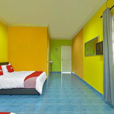 Oyo 90744 Bari Indah Beach Resort Kuala Terengganu Bagian luar foto