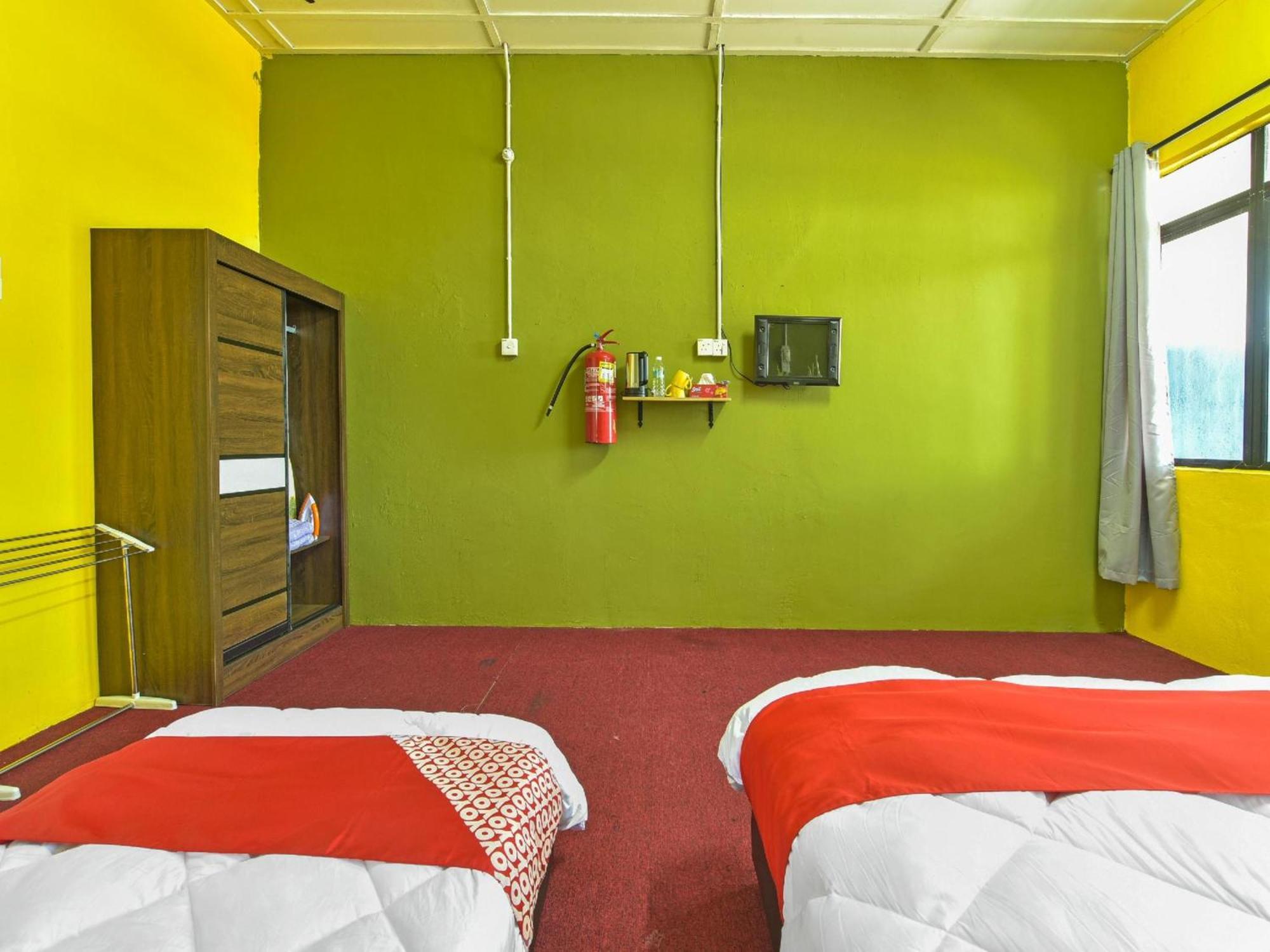Oyo 90744 Bari Indah Beach Resort Kuala Terengganu Bagian luar foto