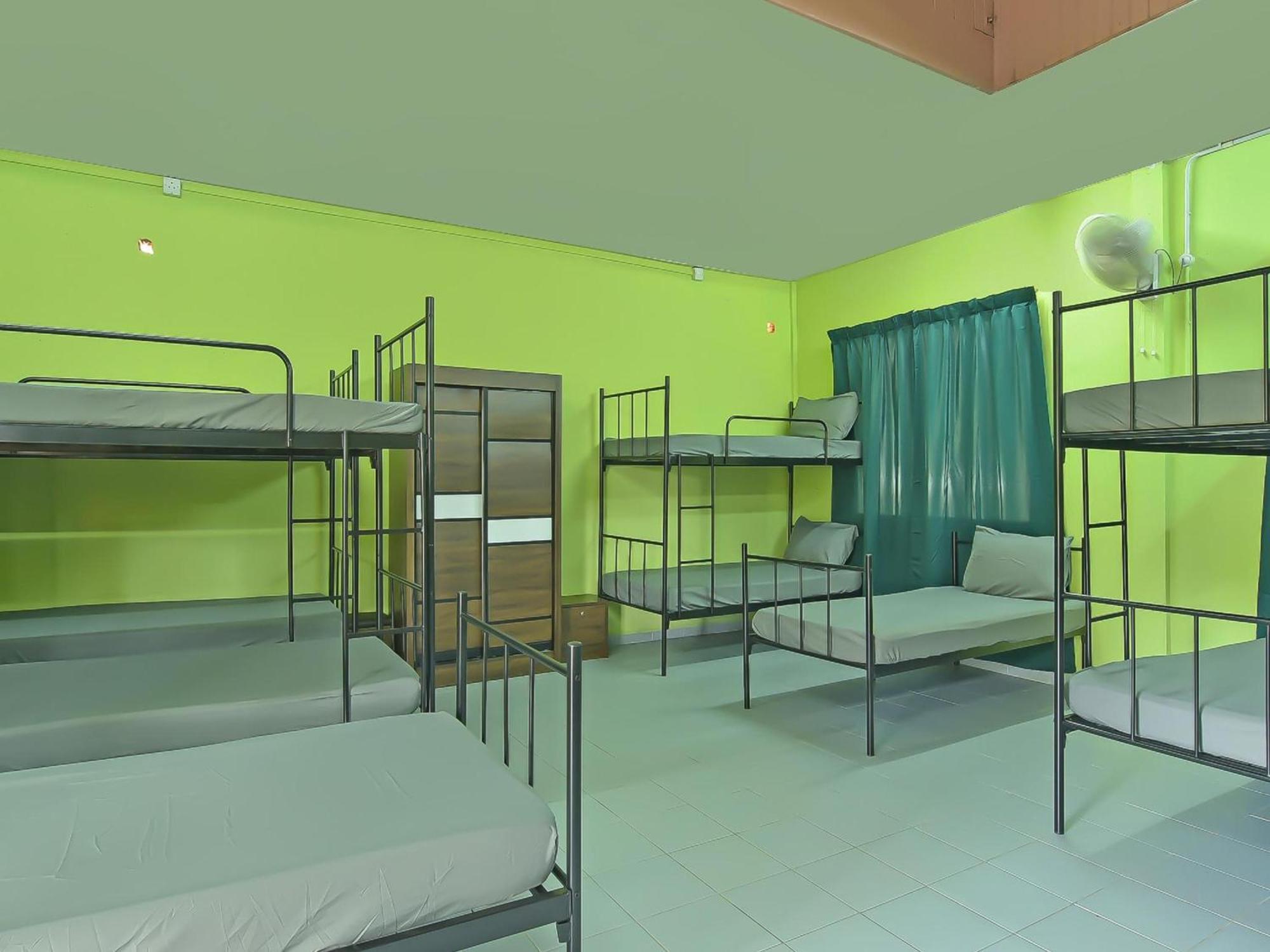 Oyo 90744 Bari Indah Beach Resort Kuala Terengganu Bagian luar foto