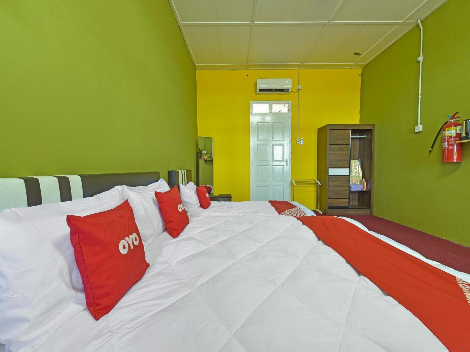 Oyo 90744 Bari Indah Beach Resort Kuala Terengganu Bagian luar foto