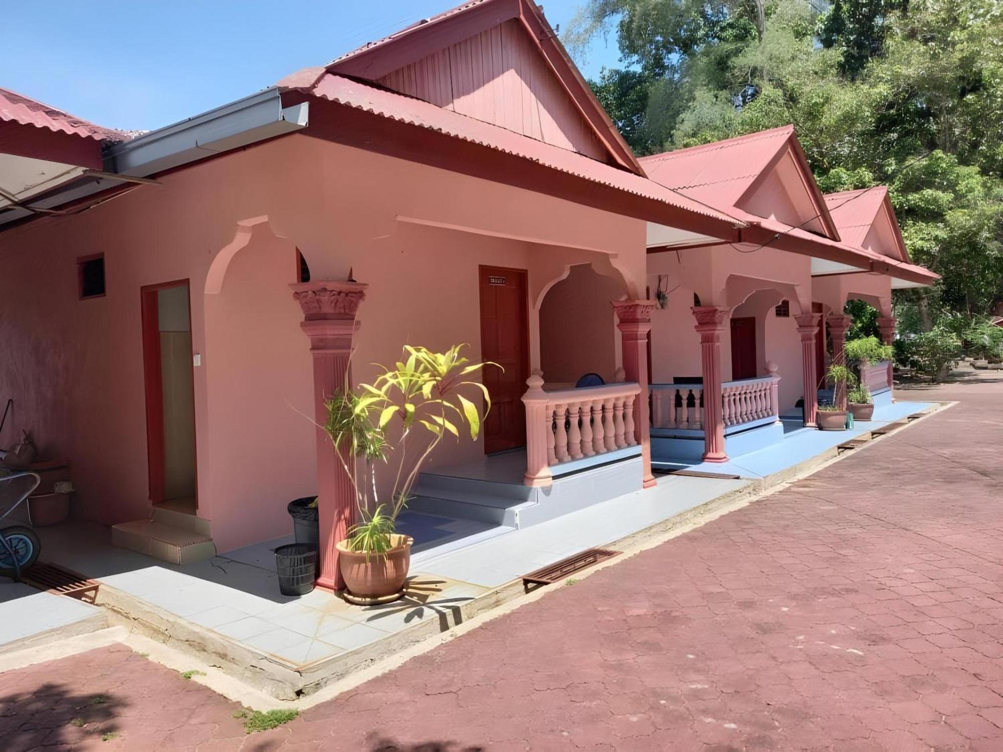 Oyo 90744 Bari Indah Beach Resort Kuala Terengganu Bagian luar foto