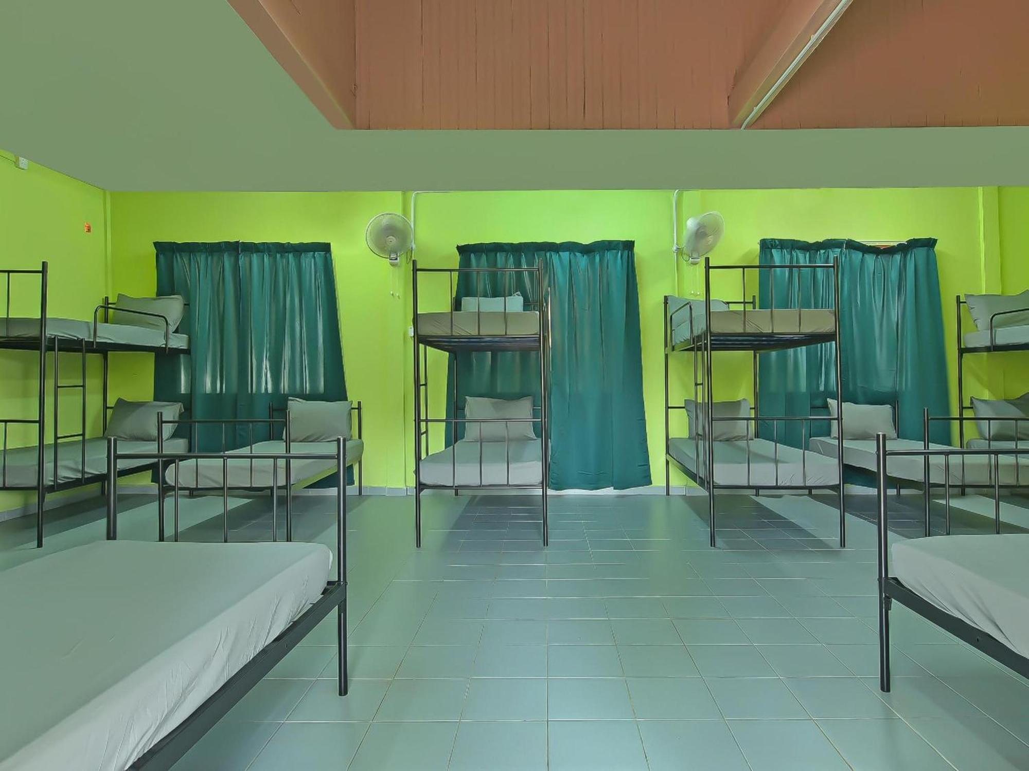 Oyo 90744 Bari Indah Beach Resort Kuala Terengganu Bagian luar foto