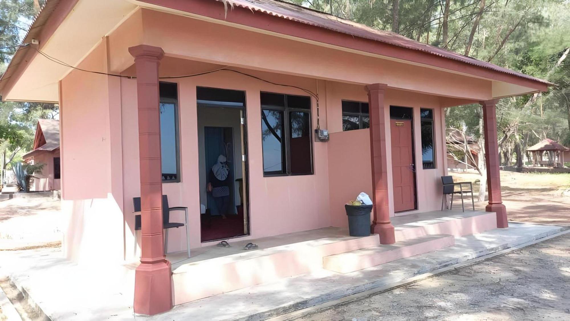 Oyo 90744 Bari Indah Beach Resort Kuala Terengganu Bagian luar foto