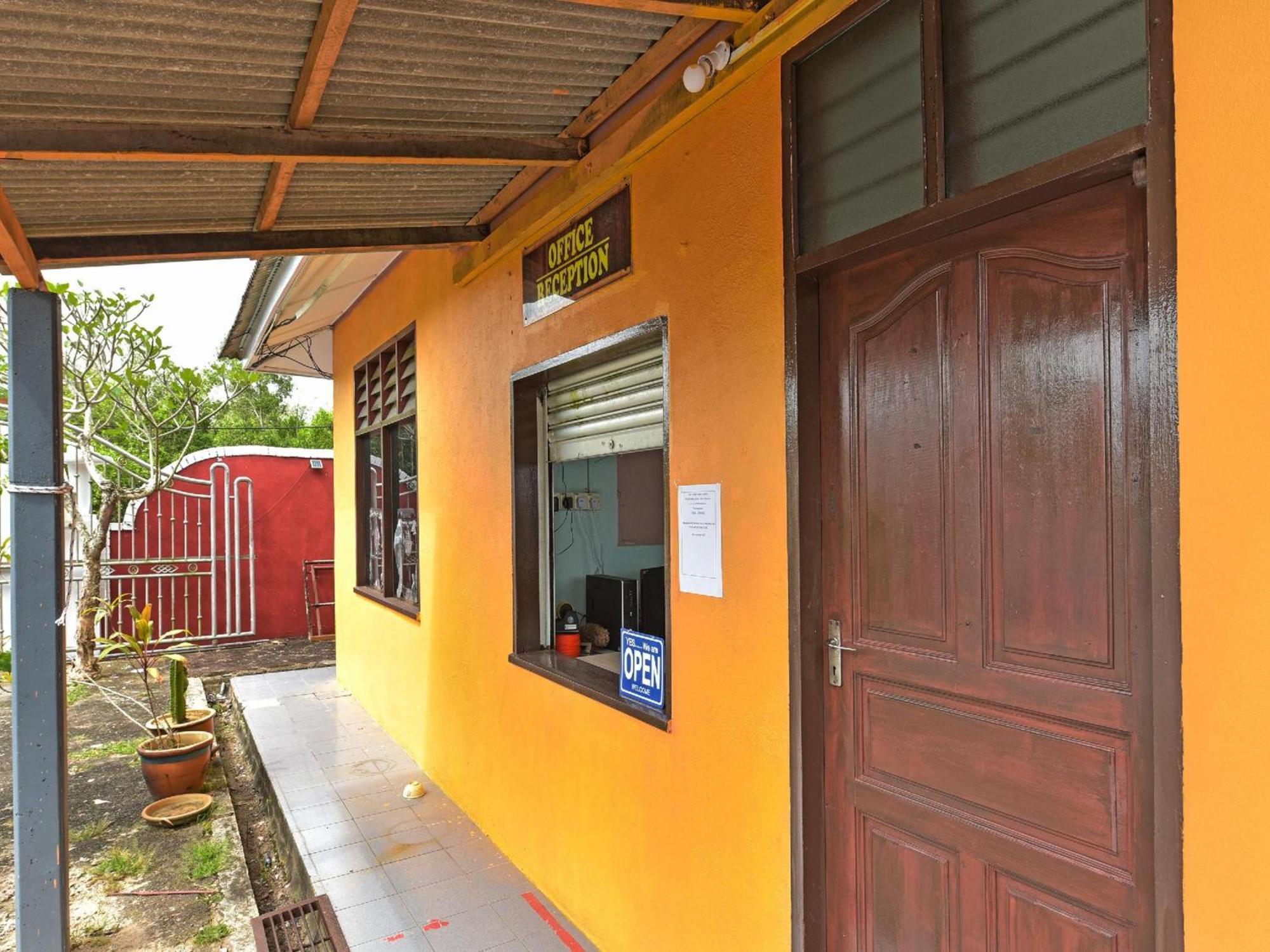 Oyo 90744 Bari Indah Beach Resort Kuala Terengganu Bagian luar foto