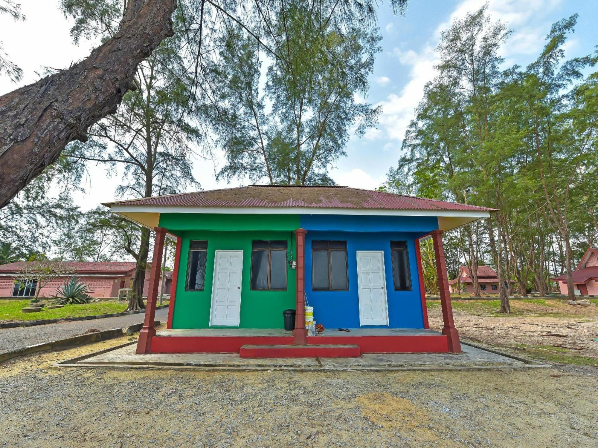 Oyo 90744 Bari Indah Beach Resort Kuala Terengganu Bagian luar foto