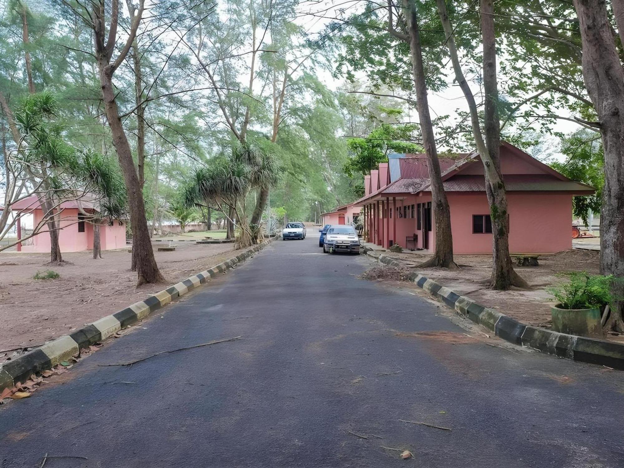 Oyo 90744 Bari Indah Beach Resort Kuala Terengganu Bagian luar foto