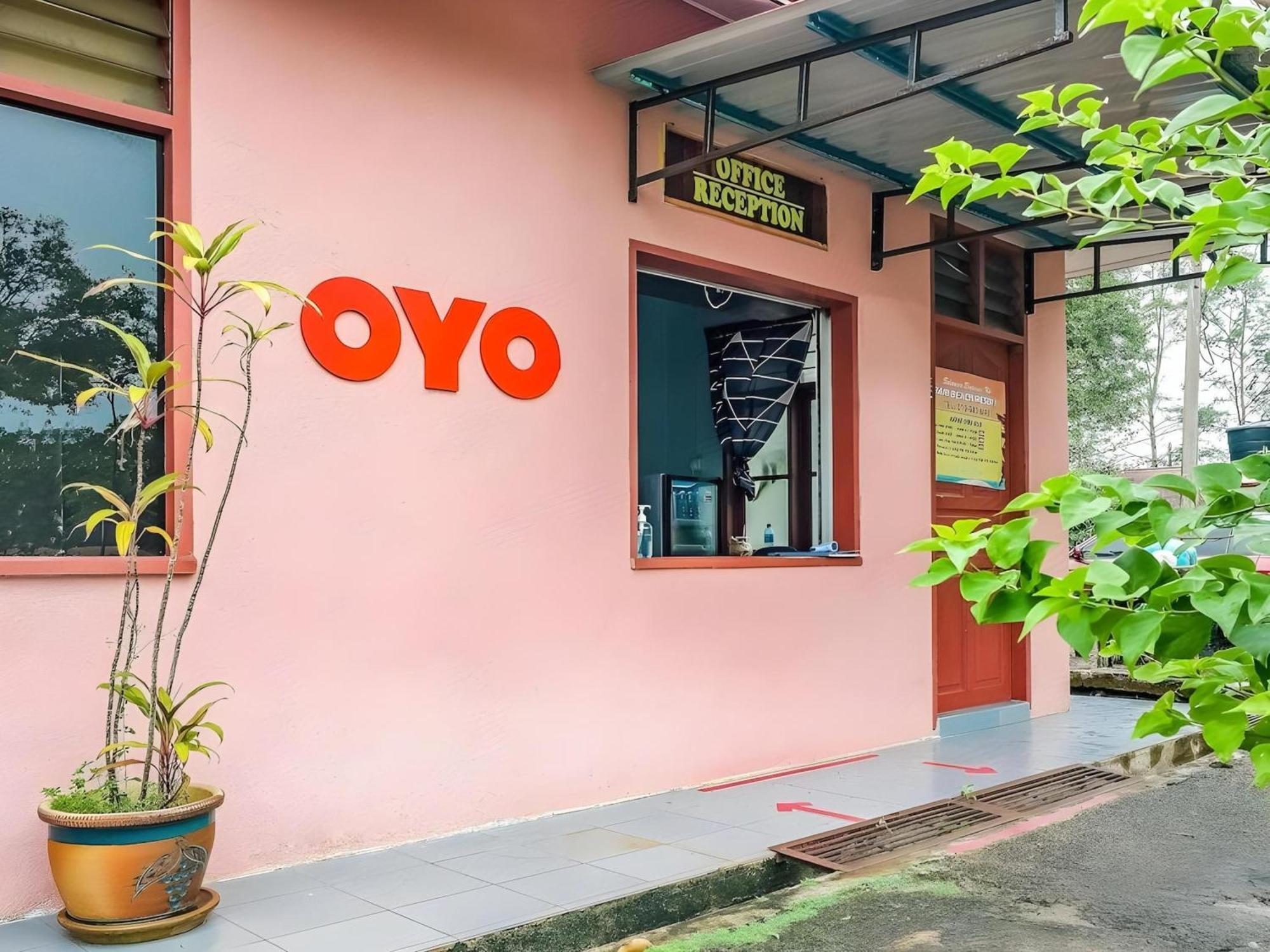 Oyo 90744 Bari Indah Beach Resort Kuala Terengganu Bagian luar foto