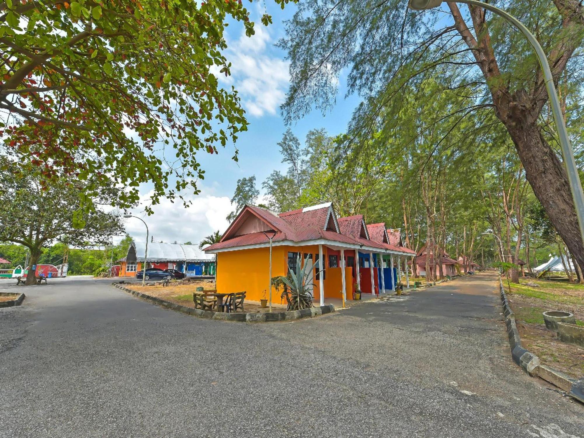 Oyo 90744 Bari Indah Beach Resort Kuala Terengganu Bagian luar foto