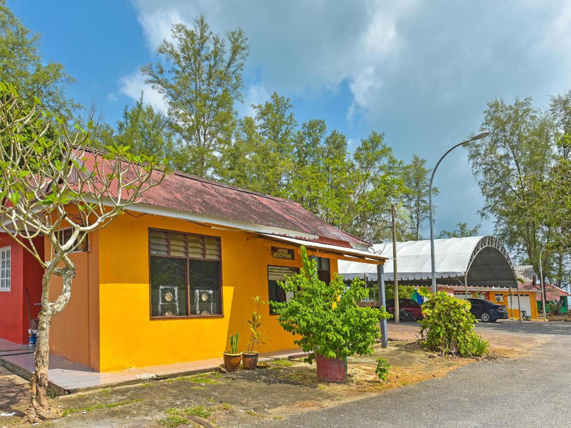 Oyo 90744 Bari Indah Beach Resort Kuala Terengganu Bagian luar foto