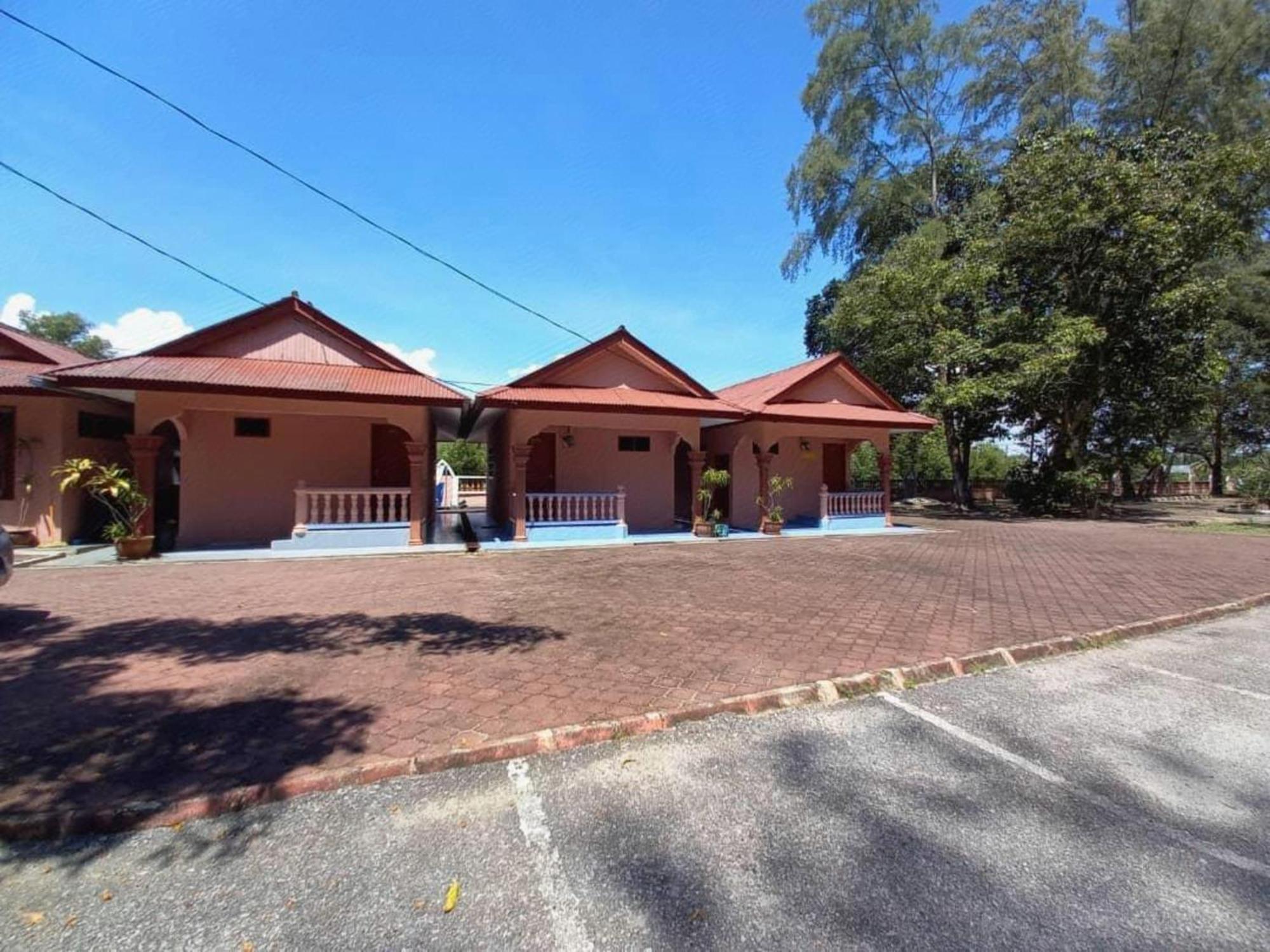 Oyo 90744 Bari Indah Beach Resort Kuala Terengganu Bagian luar foto