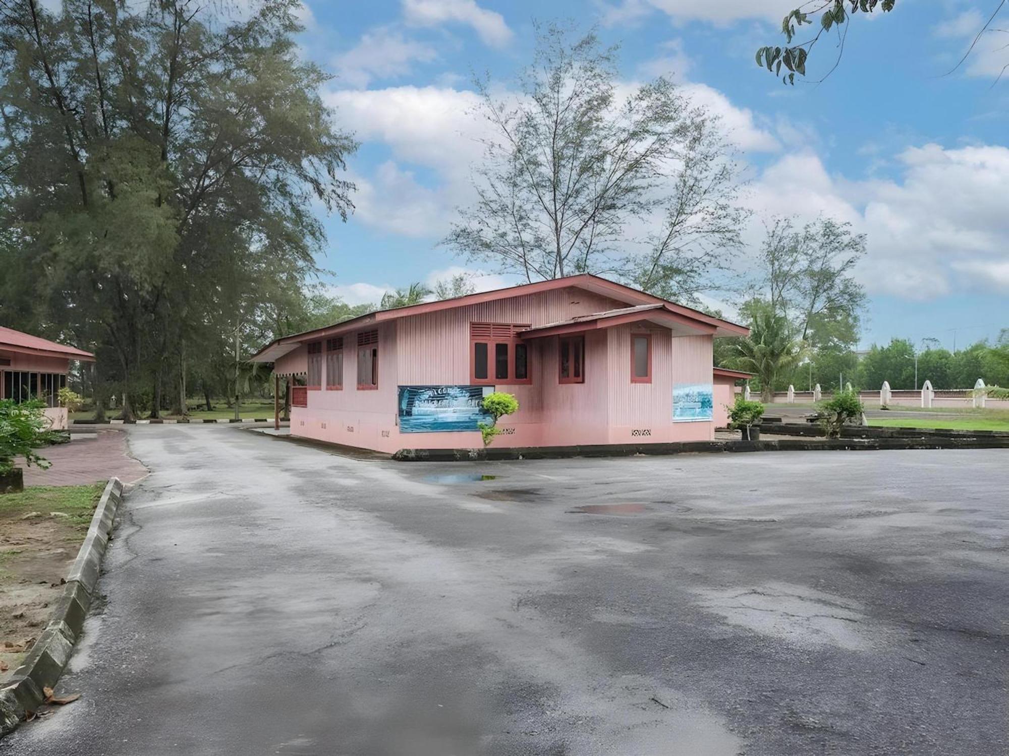 Oyo 90744 Bari Indah Beach Resort Kuala Terengganu Bagian luar foto