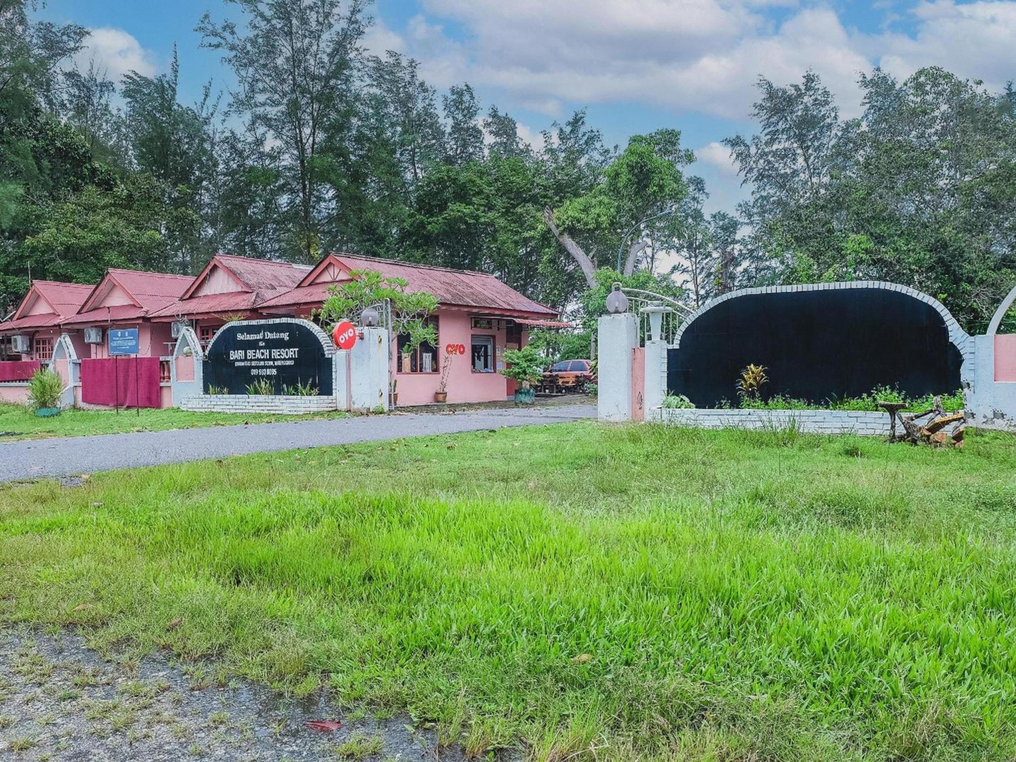 Oyo 90744 Bari Indah Beach Resort Kuala Terengganu Bagian luar foto