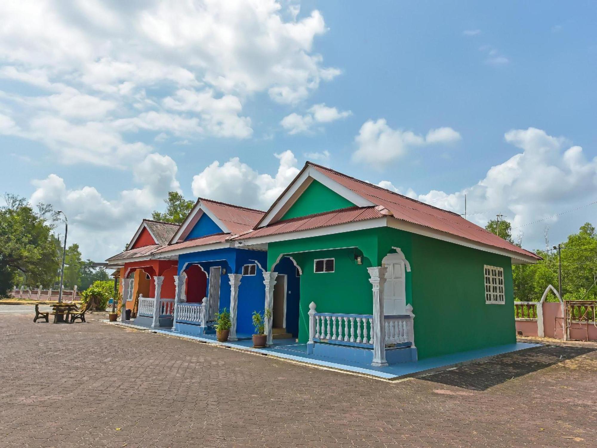 Oyo 90744 Bari Indah Beach Resort Kuala Terengganu Bagian luar foto