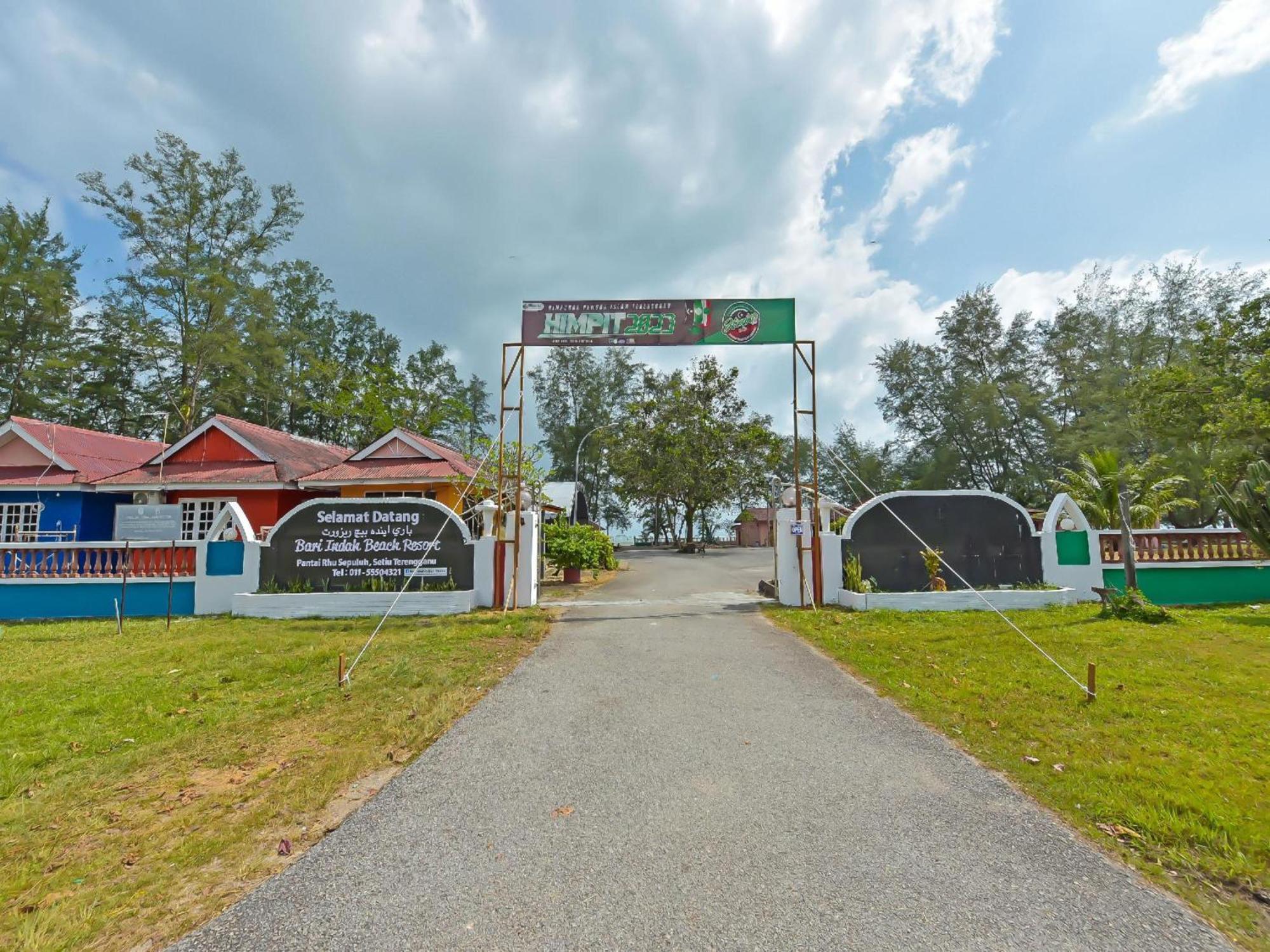 Oyo 90744 Bari Indah Beach Resort Kuala Terengganu Bagian luar foto