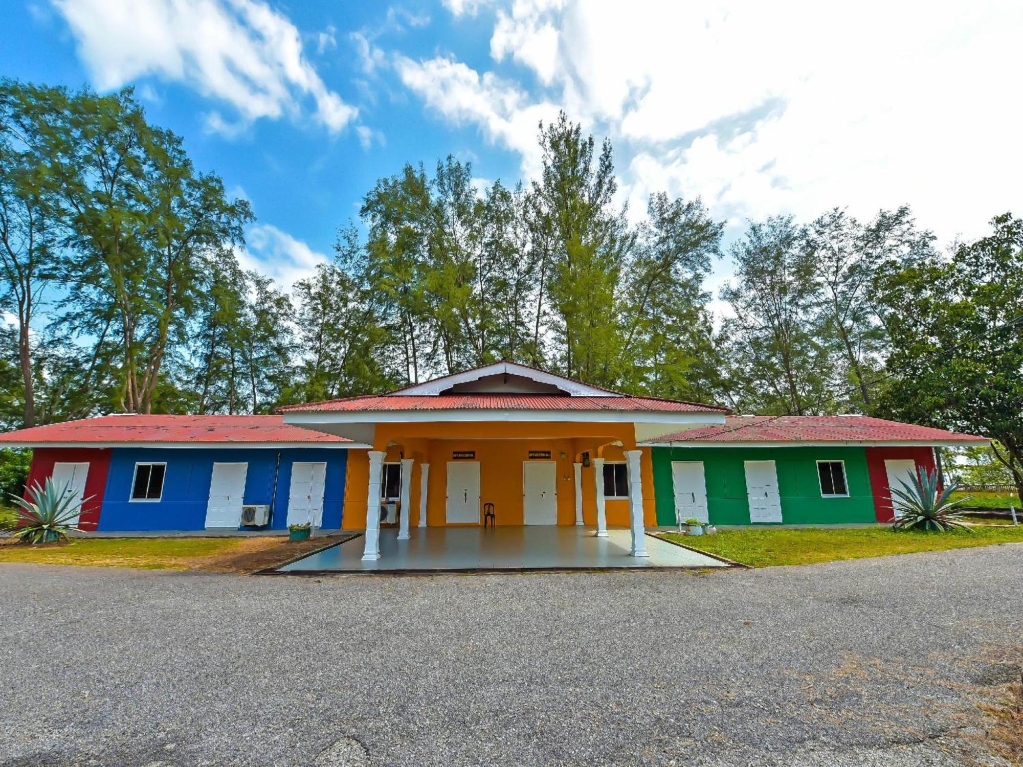 Oyo 90744 Bari Indah Beach Resort Kuala Terengganu Bagian luar foto