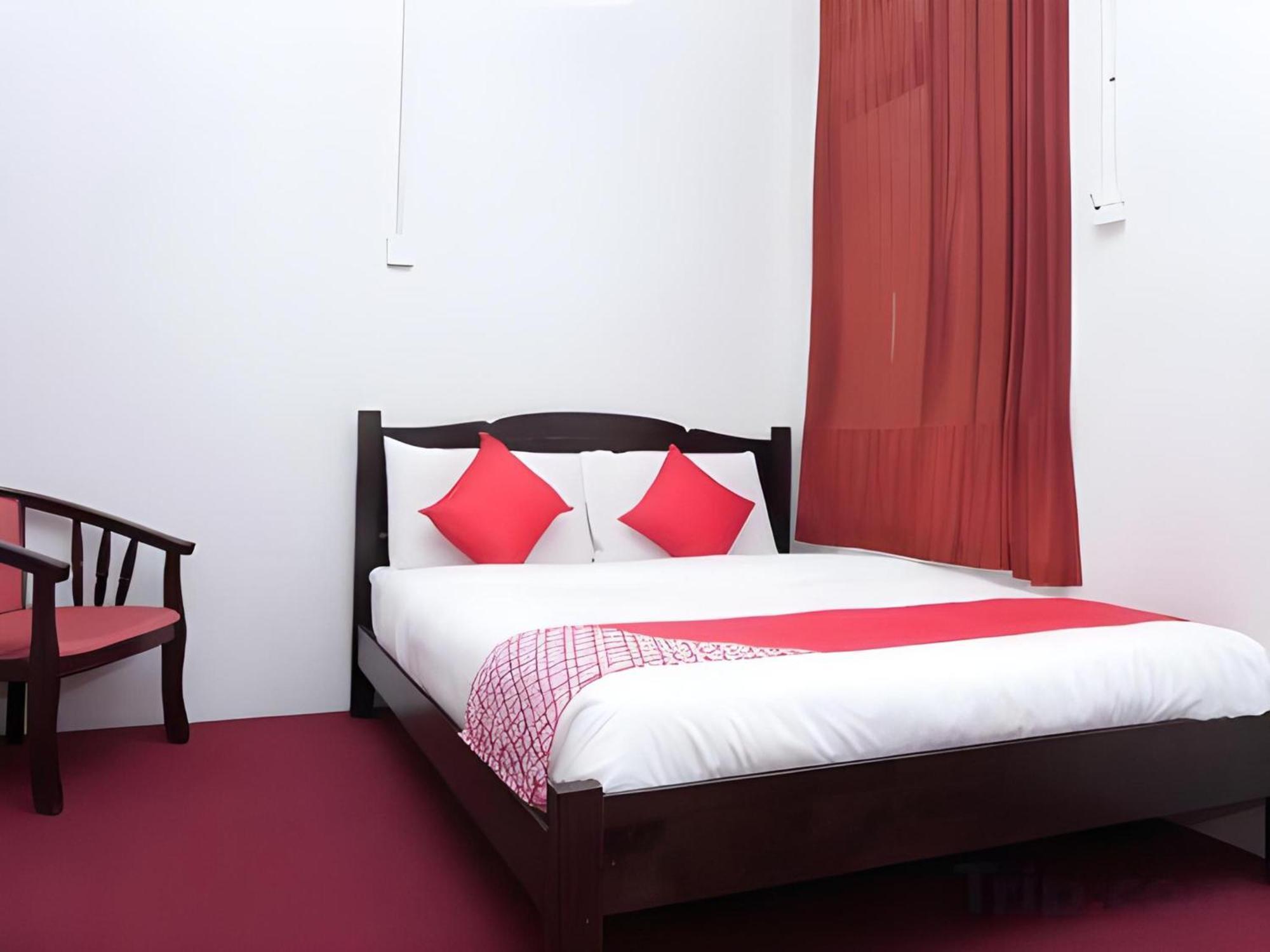 Oyo 90744 Bari Indah Beach Resort Kuala Terengganu Bagian luar foto