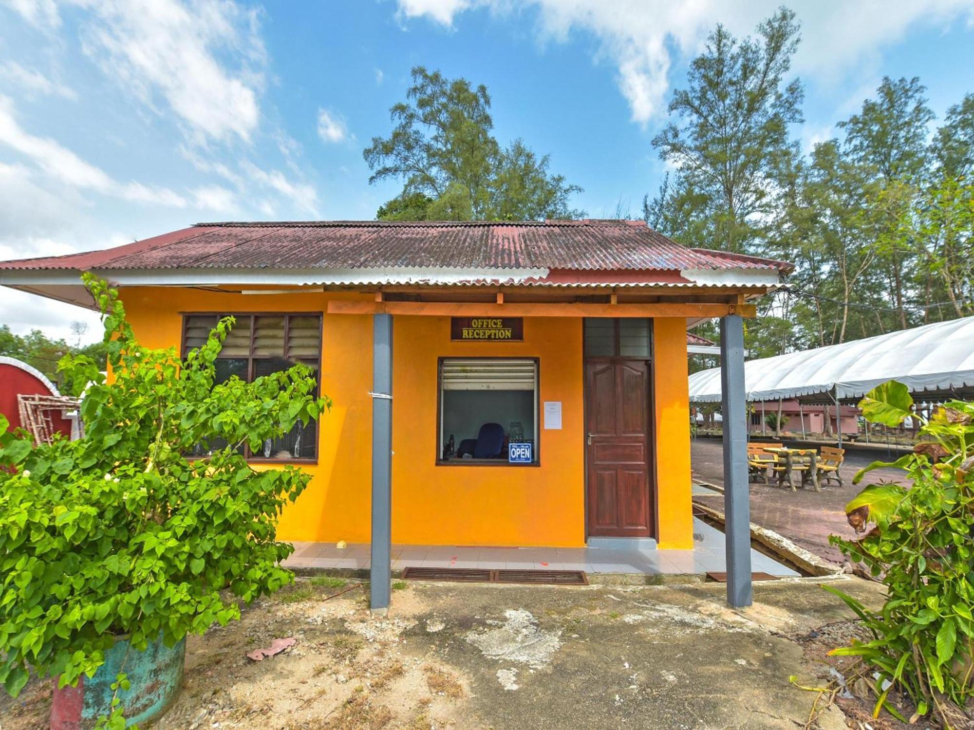 Oyo 90744 Bari Indah Beach Resort Kuala Terengganu Bagian luar foto