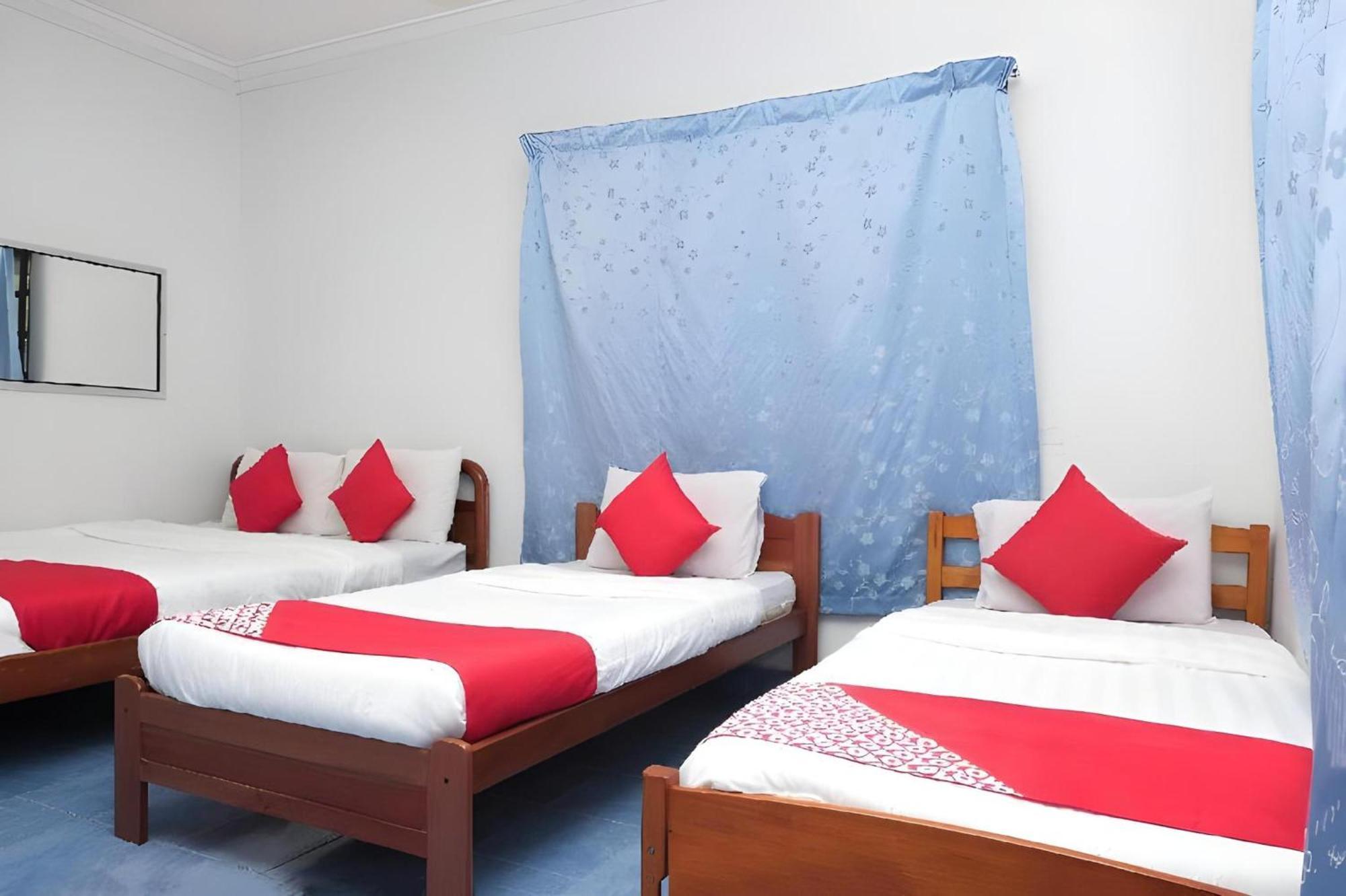 Oyo 90744 Bari Indah Beach Resort Kuala Terengganu Bagian luar foto