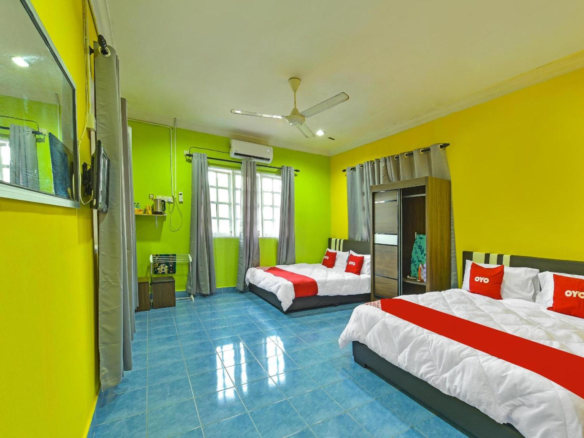 Oyo 90744 Bari Indah Beach Resort Kuala Terengganu Bagian luar foto