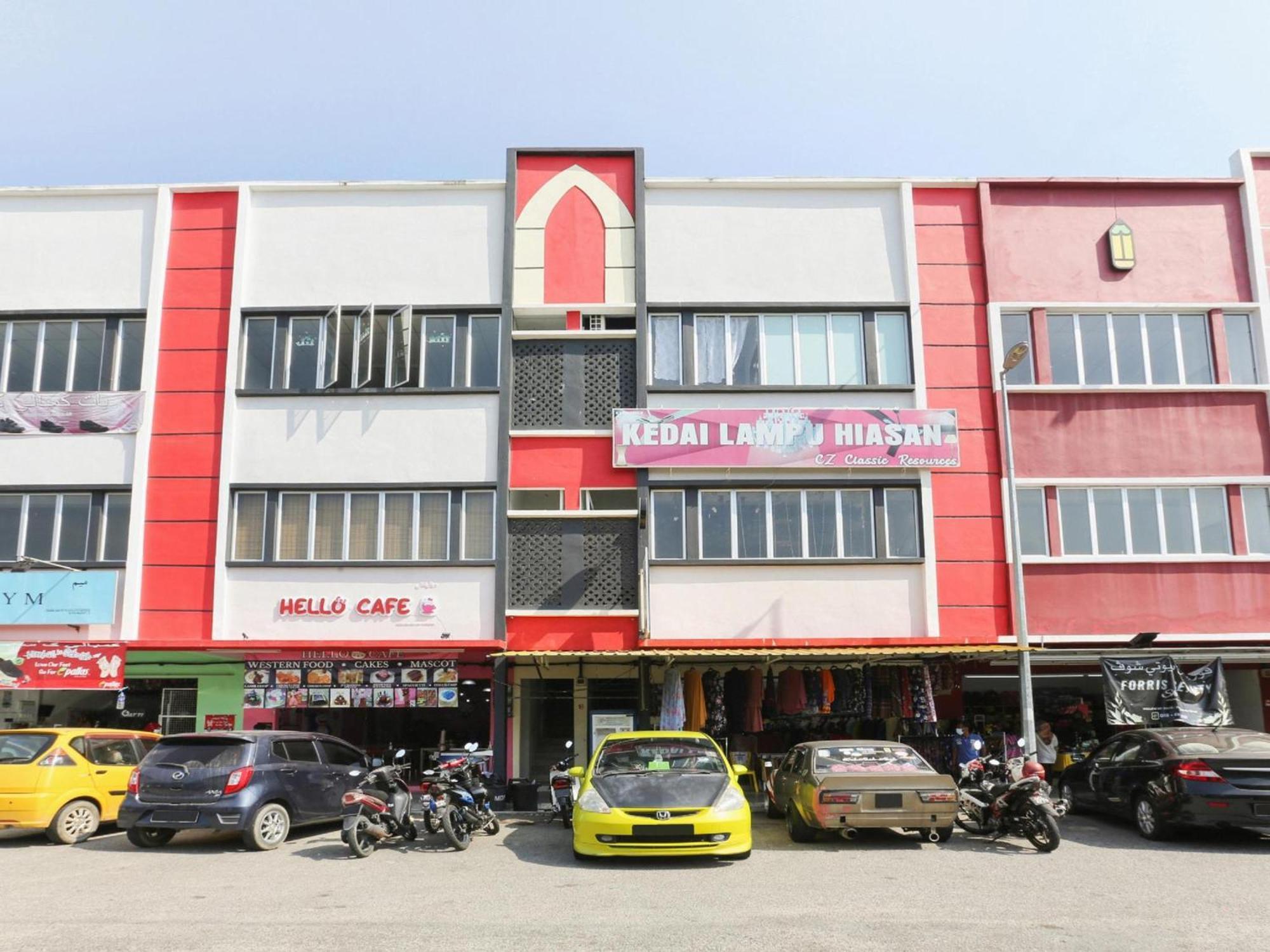 Oyo 90744 Bari Indah Beach Resort Kuala Terengganu Bagian luar foto
